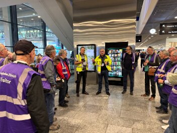 Technikführung am Flughafen Kloten Fotograf: Bruno Vonarburg